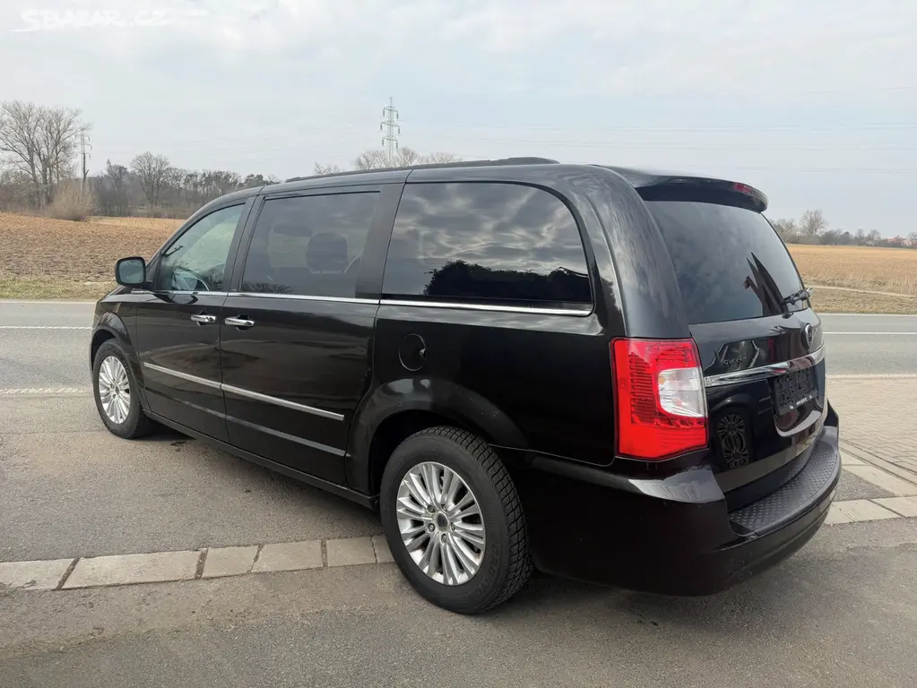 Chrysler Lancia Voyager Town 3,6 DVD Navi 2012 - fotka 3