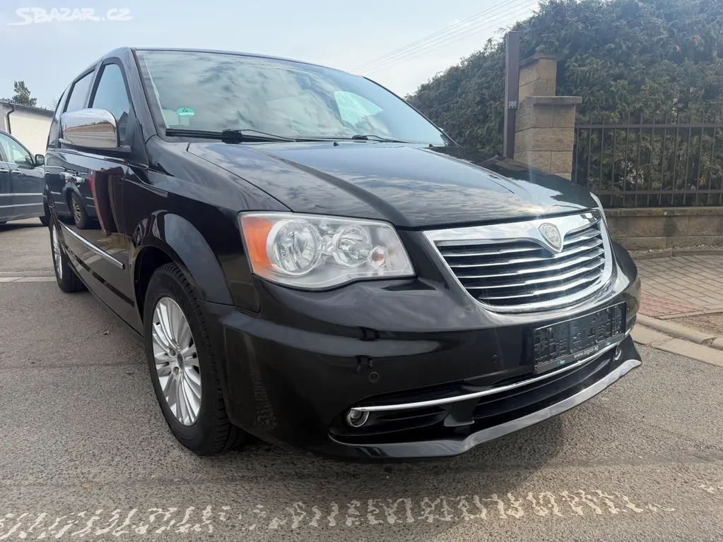 Chrysler Lancia Voyager Town 3,6 DVD Navi 2012 - fotka 6