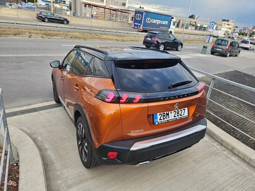 Peugeot 2008 GT 1.2 PureTech 155 k EAT8 - fotka 6