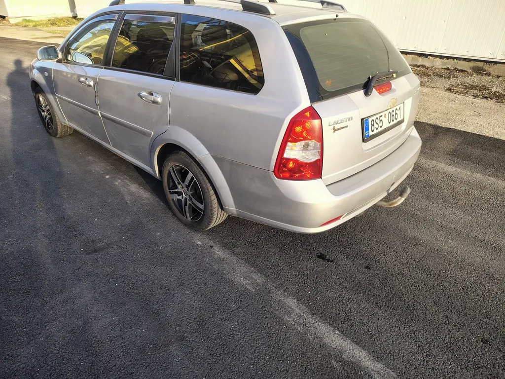 Chevrolet lacetti 1.8i 89kw combi s tažným - fotka 4