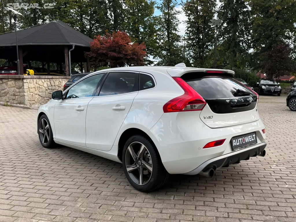 VOLVO V40 2.0D 110kW D3 / 5 VÁLEC / R-DESIGN / STK - fotka 5