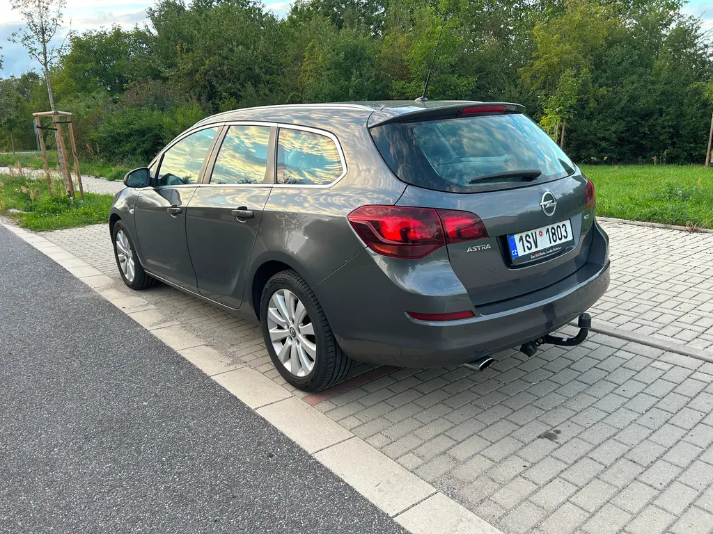 Opel Astra J 2.0 CDTI 118kW - fotka 3