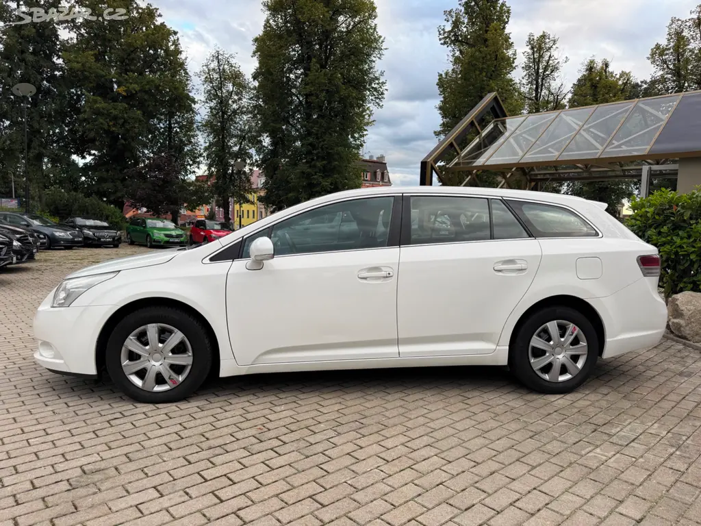 TOYOTA AVENSIS 2.0 D-4D 93kW /NAVI/KLIMA/NOVÁ STK/ - fotka 4