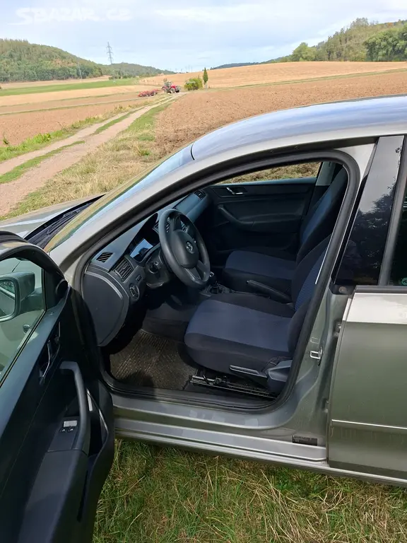 Škoda Rapid 1.2 TSI (63KW), 2012, Šedobéžová barva - fotka 6