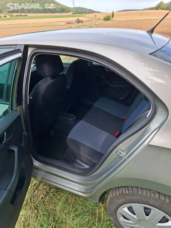 Škoda Rapid 1.2 TSI (63KW), 2012, Šedobéžová barva - fotka 5