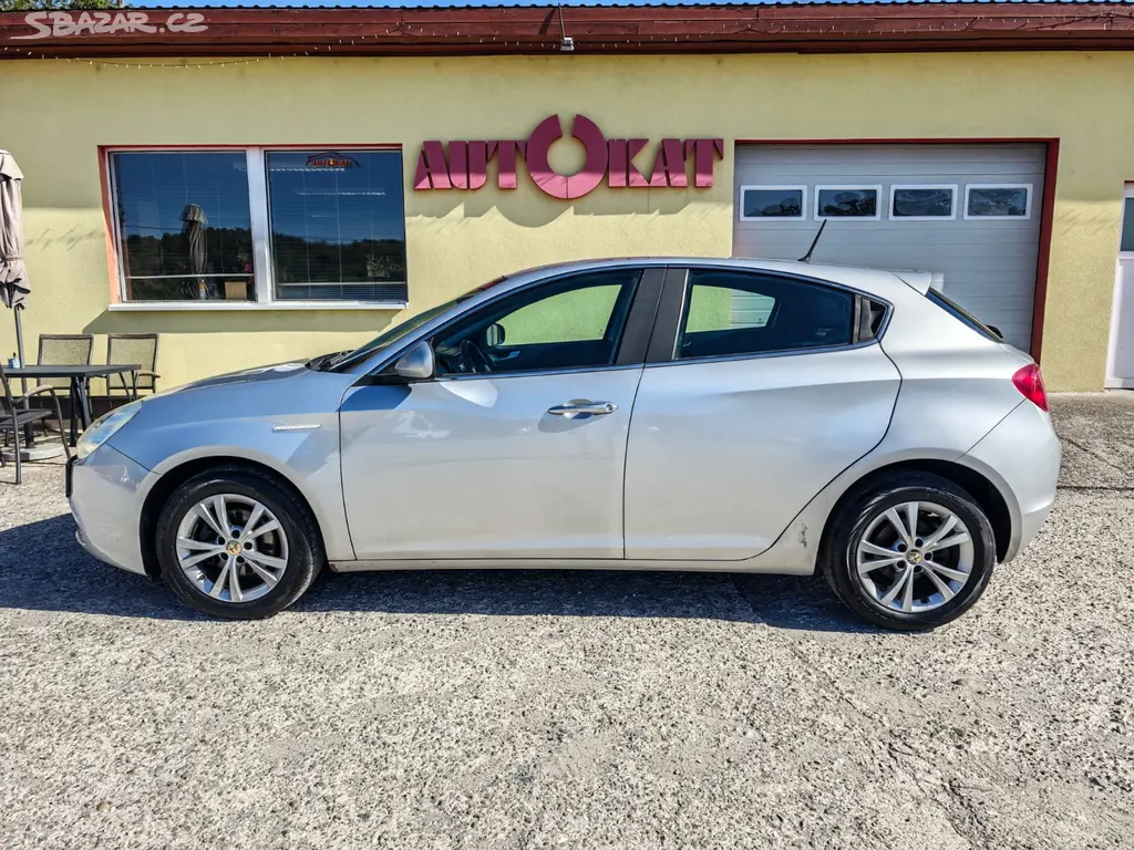 Alfa Romeo Giulietta 1.6 JTD DIG.KLIMA/1MAJ - fotka 6