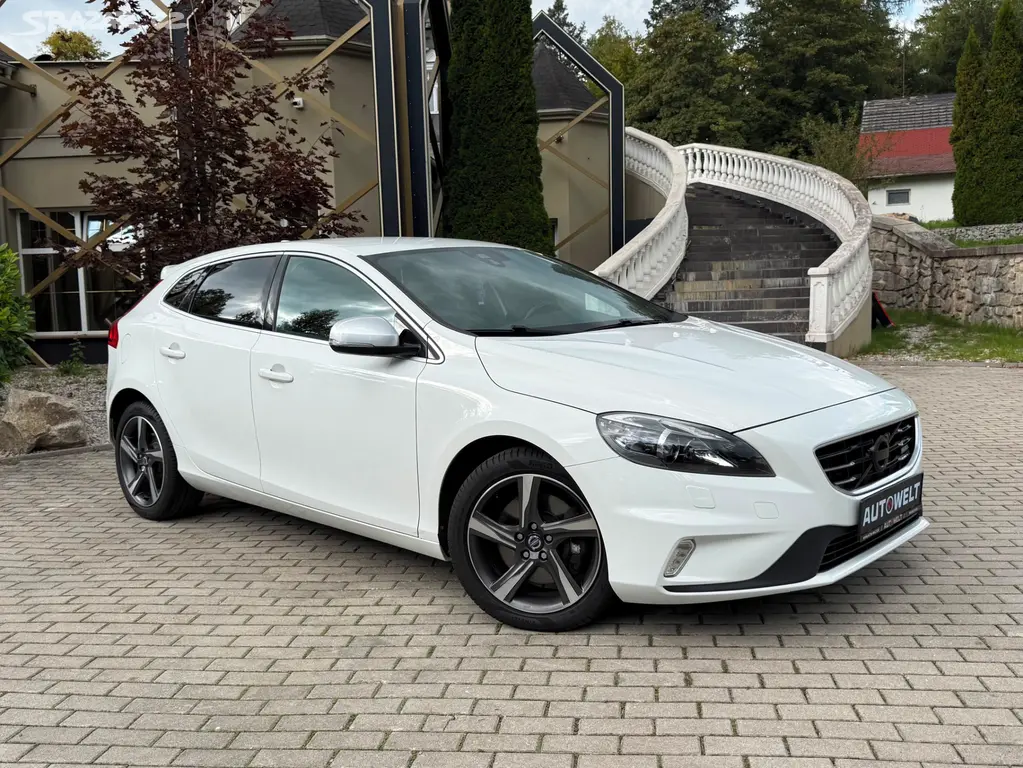 VOLVO V40 2.0D 110kW D3 / 5 VÁLEC / R-DESIGN / STK