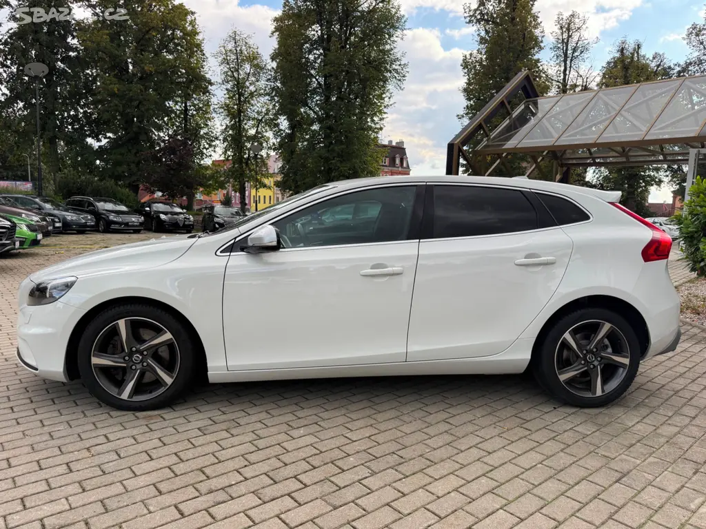 VOLVO V40 2.0D 110kW D3 / 5 VÁLEC / R-DESIGN / STK - fotka 4