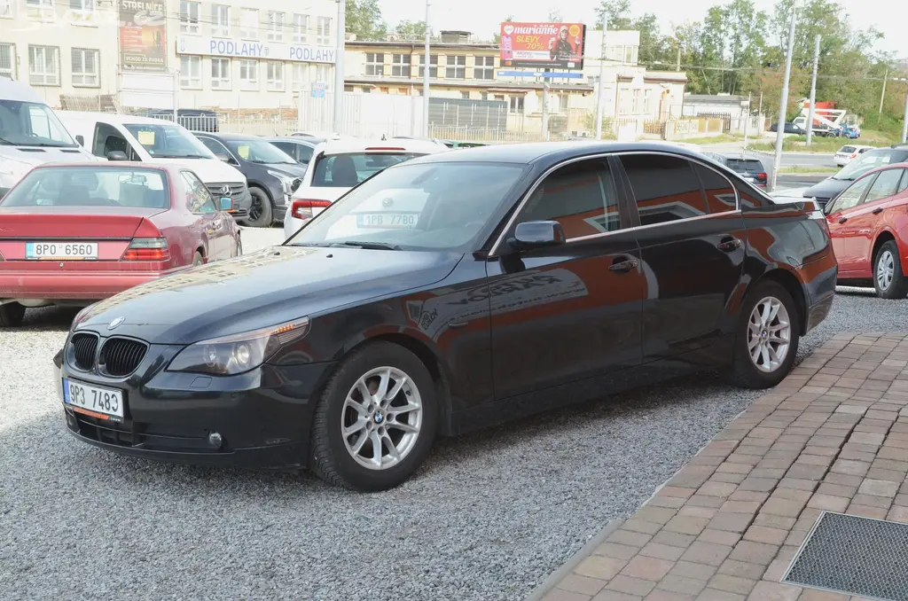 BMW Řada 5, 520i 125kW / XENON / STK 04/28 - fotka 3