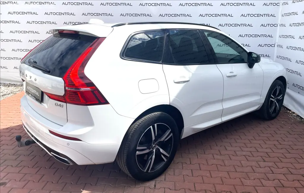 Volvo XC60, 2,0 D,140kW,D4,4x4,AUT. R-DESI - fotka 4