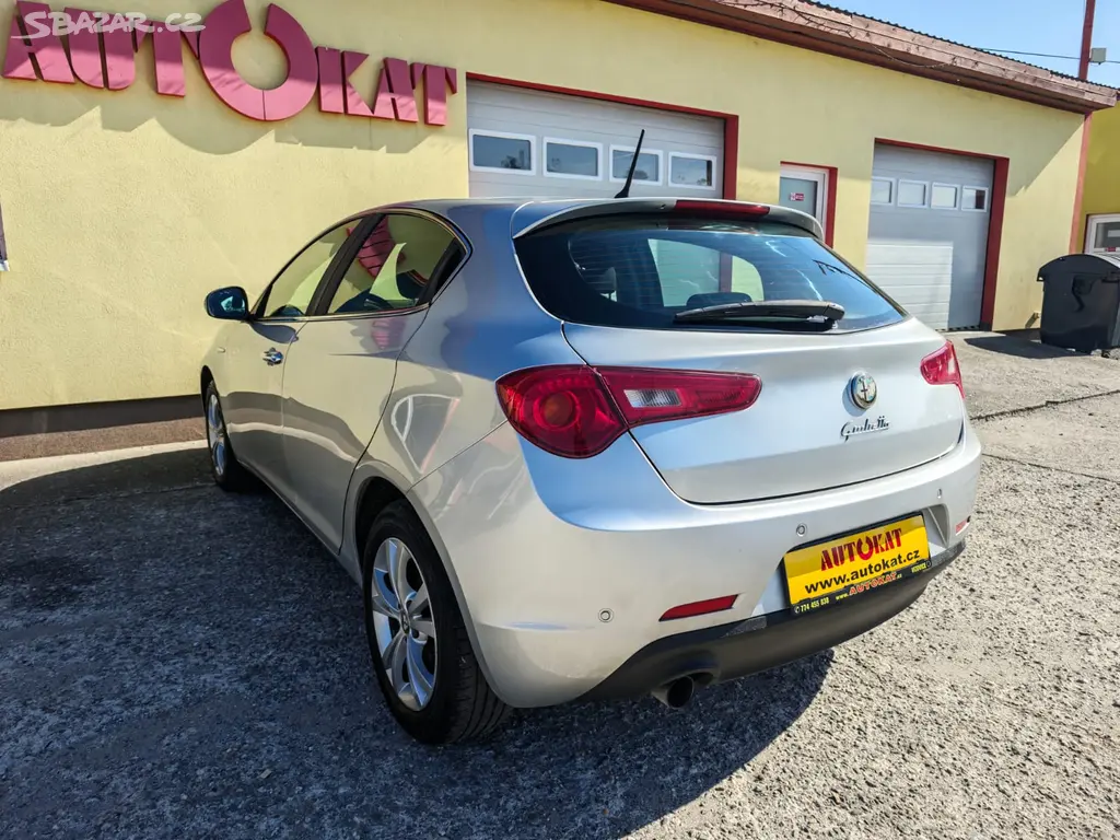 Alfa Romeo Giulietta 1.6 JTD DIG.KLIMA/1MAJ - fotka 5