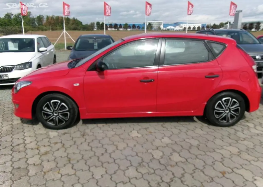 Hyundai i30 1.4i 80kw,CZ,serviska benzín manuální - fotka 4