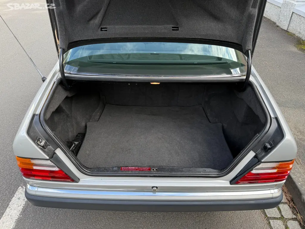 Mercedes-Benz W124 coupe, 2.3i 97 kW, 175.977 km - fotka 5