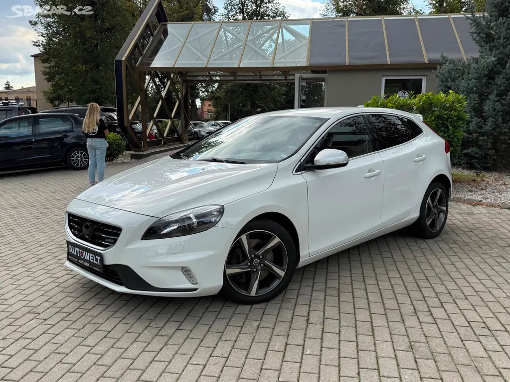 VOLVO V40 2.0D 110kW D3 / 5 VÁLEC / R-DESIGN / STK - fotka 3