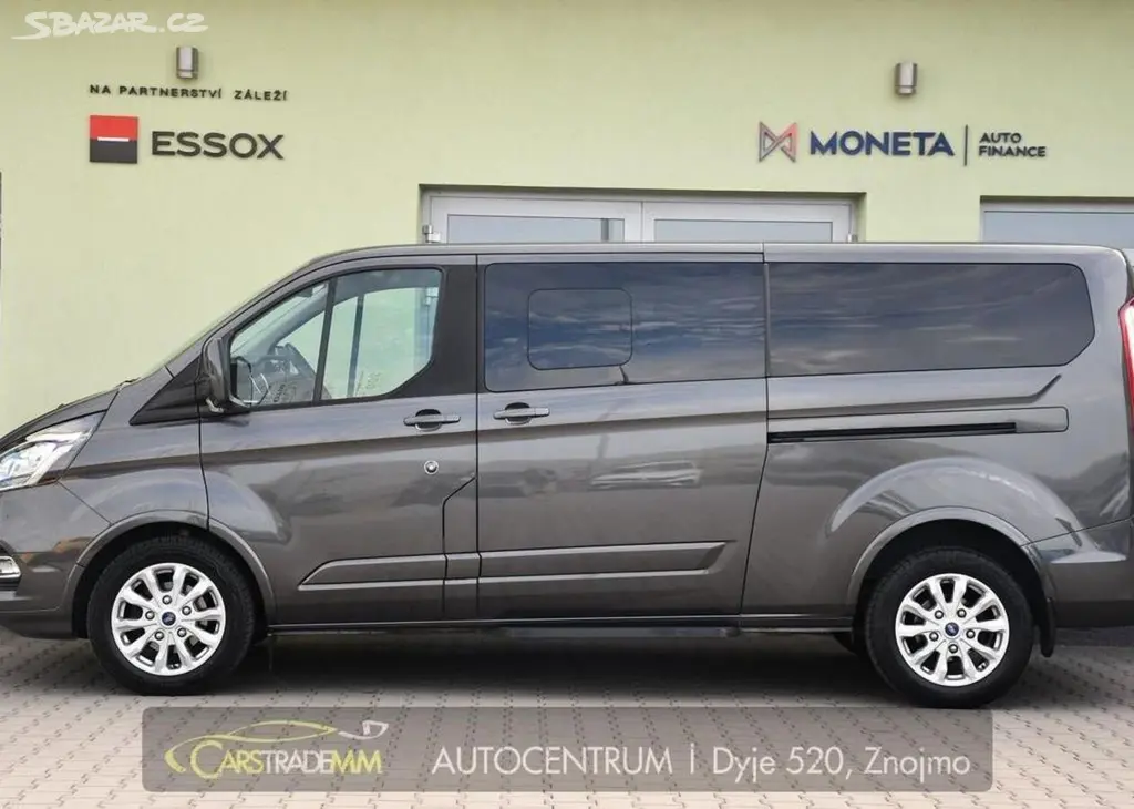 Ford Tourneo Custom 2.0EcoBlue 8.MÍST TITANIUM - fotka 2
