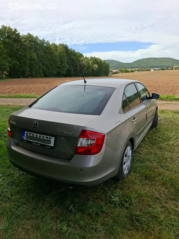 Škoda Rapid 1.2 TSI (63KW), 2012, Šedobéžová barva - fotka 4