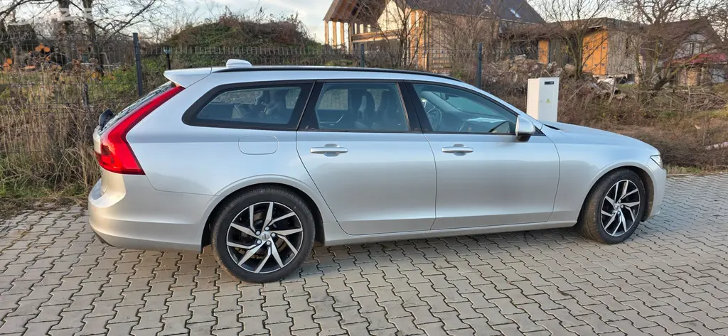 VOLVO V90 D4 140 kW KINETIC 250.500km DPH - fotka 2