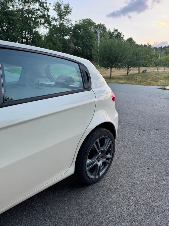 Alfa Romeo 147 1.9 jtdm - fotka 3