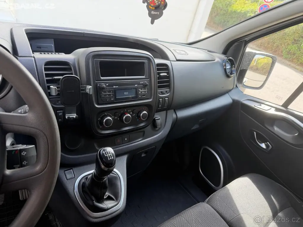 Renault Trafic 2.0, 6 míst, 04/2021 - fotka 2