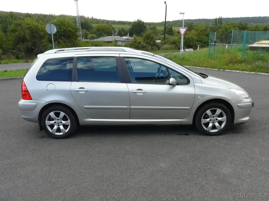 Peugeot 307 sw kombi 2.0 benzín s Carplay/Android - fotka 2