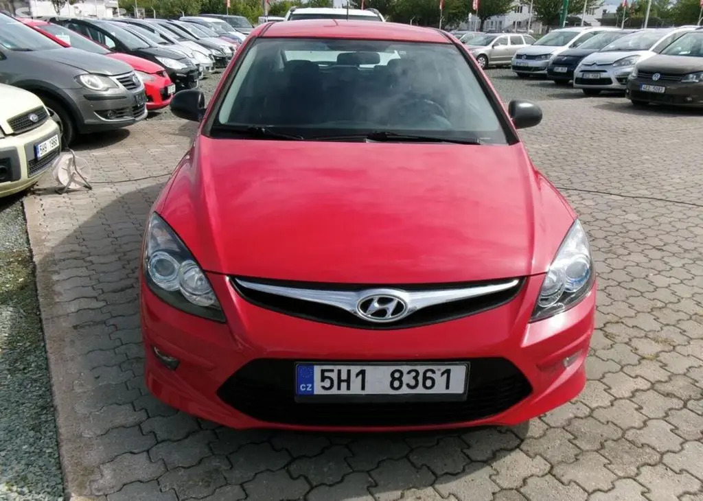 Hyundai i30 1.4i 80kw,CZ,serviska benzín manuální - fotka 2