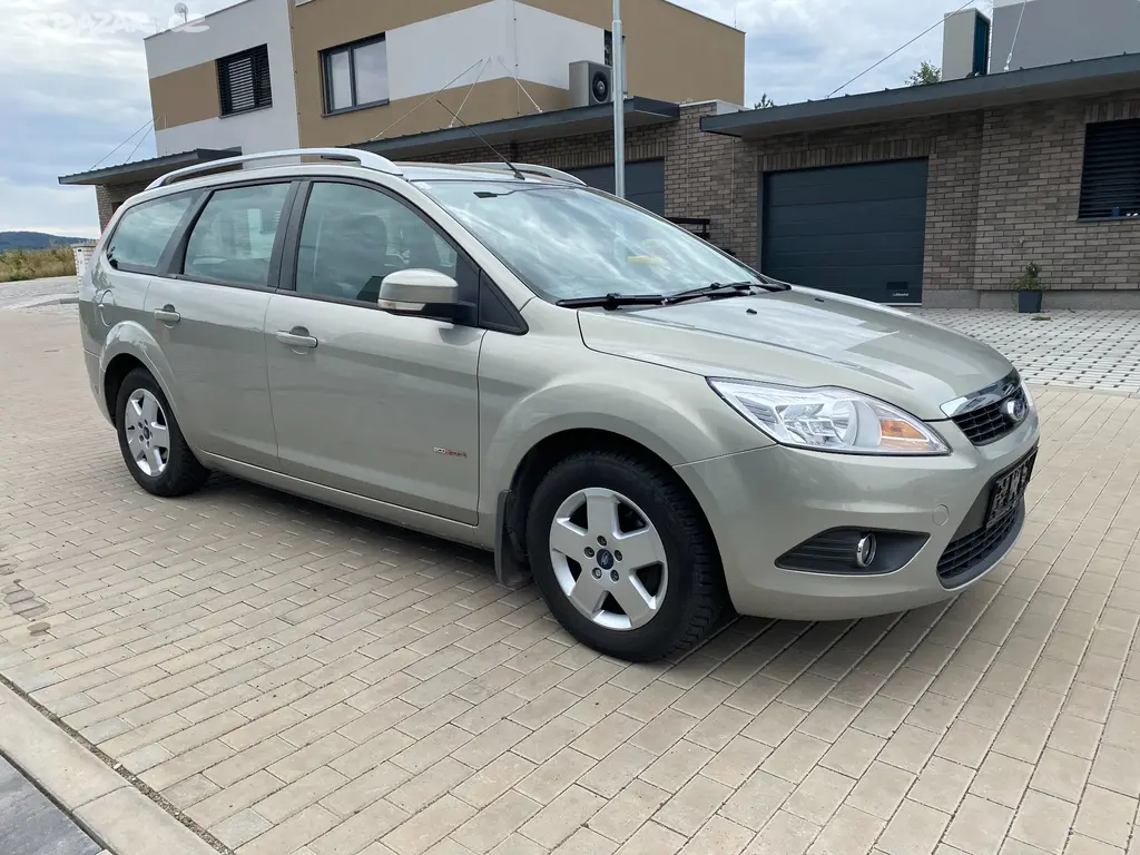 Ford Focus combi 1.6i 16V, r.2010, naj. 153 tis.km - fotka 5