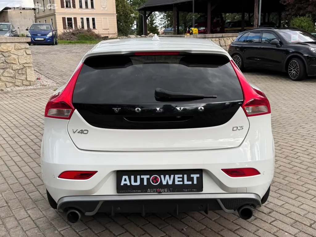 VOLVO V40 2.0D 110kW D3 / 5 VÁLEC / R-DESIGN / STK - fotka 6