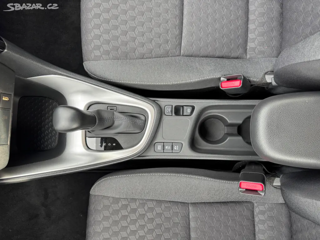 Toyota Yaris 1.5 Hybrid Comfort (85 kW) - fotka 6