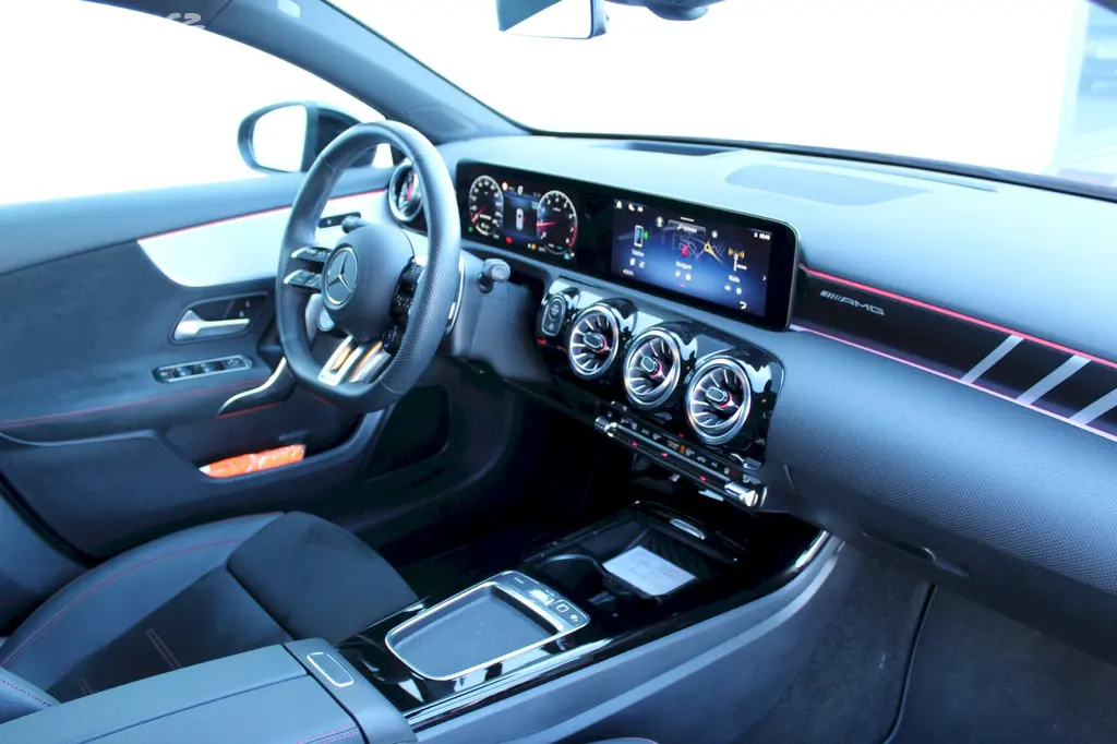 Mercedes-Benz Třídy A, Mercedes-AMG A 35 DCT 4MATIC 2 - fotka 5