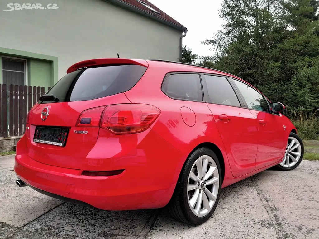 Opel Astra J Sport Tourer 1.4T 103kW 2012 NOVÁ STK - fotka 2