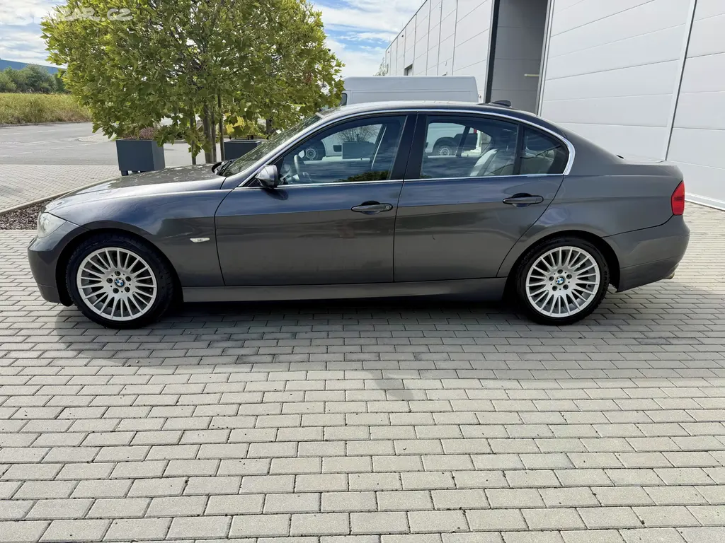 BMW e90 325i MANUÁL XENONY POLOKŮŽE!!! - fotka 5