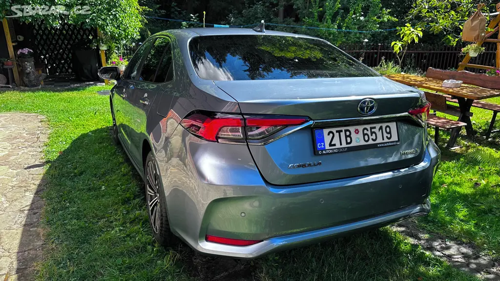 TOYOTA COROLLA 1.8 Hybrid Comfort Style CVT sedan - fotka 2
