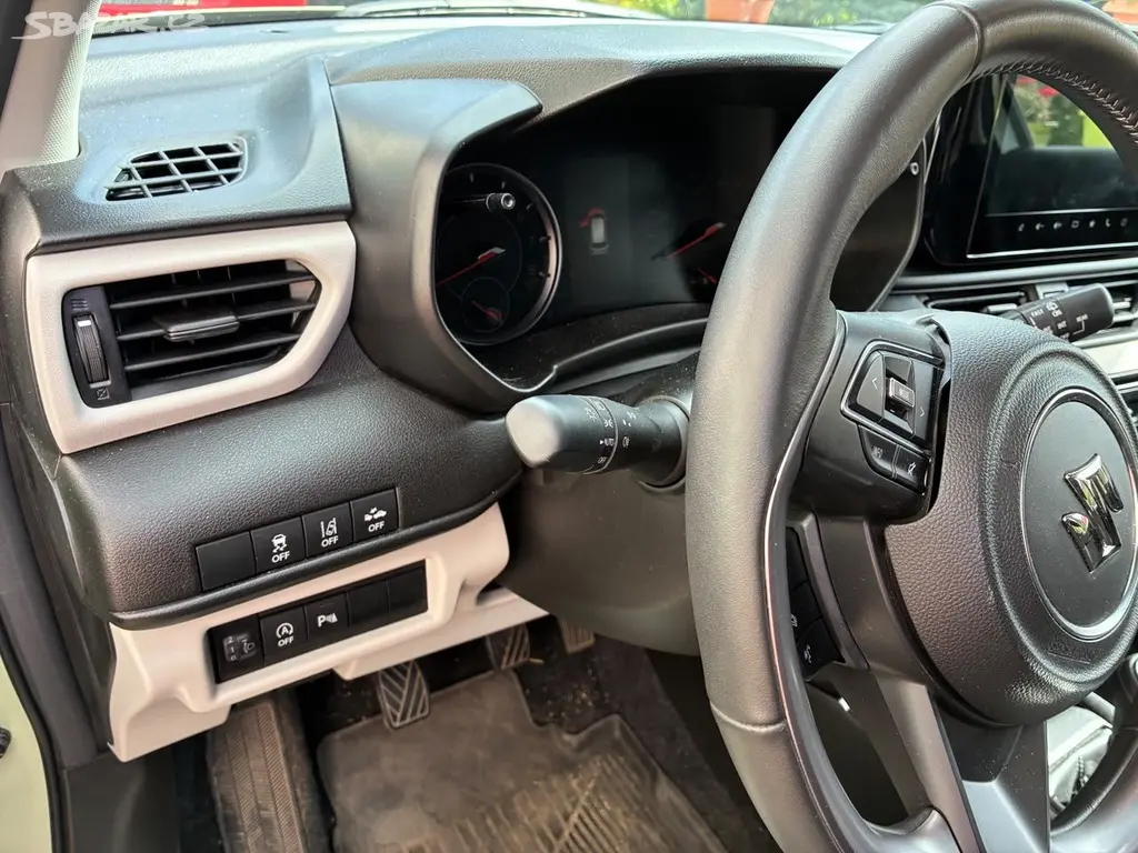 Suzuki Swift 1,2 PREMIUM HYBRID 2025 - fotka 5