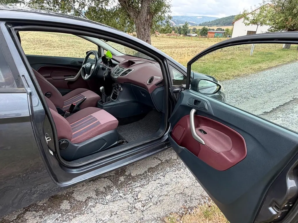 Ford Fiesta 1.6 TDCi (66 kW) - fotka 4