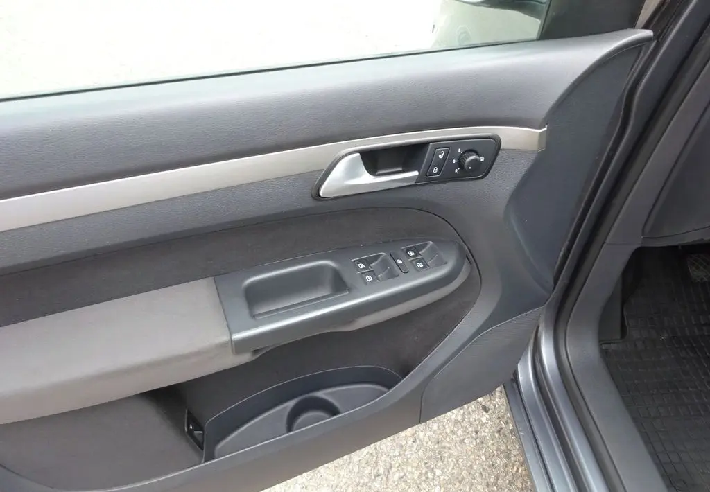 Volkswagen Touran 1.9 TDI (77 KW) r.v.2007 KLIMA - fotka 6