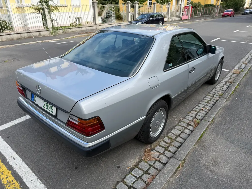 Mercedes-Benz W124 coupe, 2.3i 97 kW, 175.977 km - fotka 4