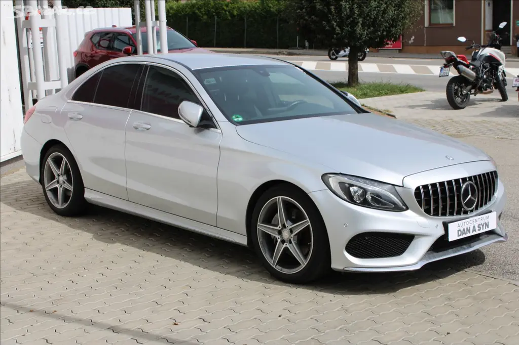 Mercedes-Benz Třídy C, 1,6 200d AMG line - fotka 2