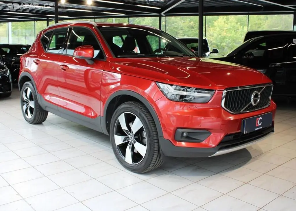 Volvo XC40 D4 AWD Momentum PilotAs/360°/P nafta