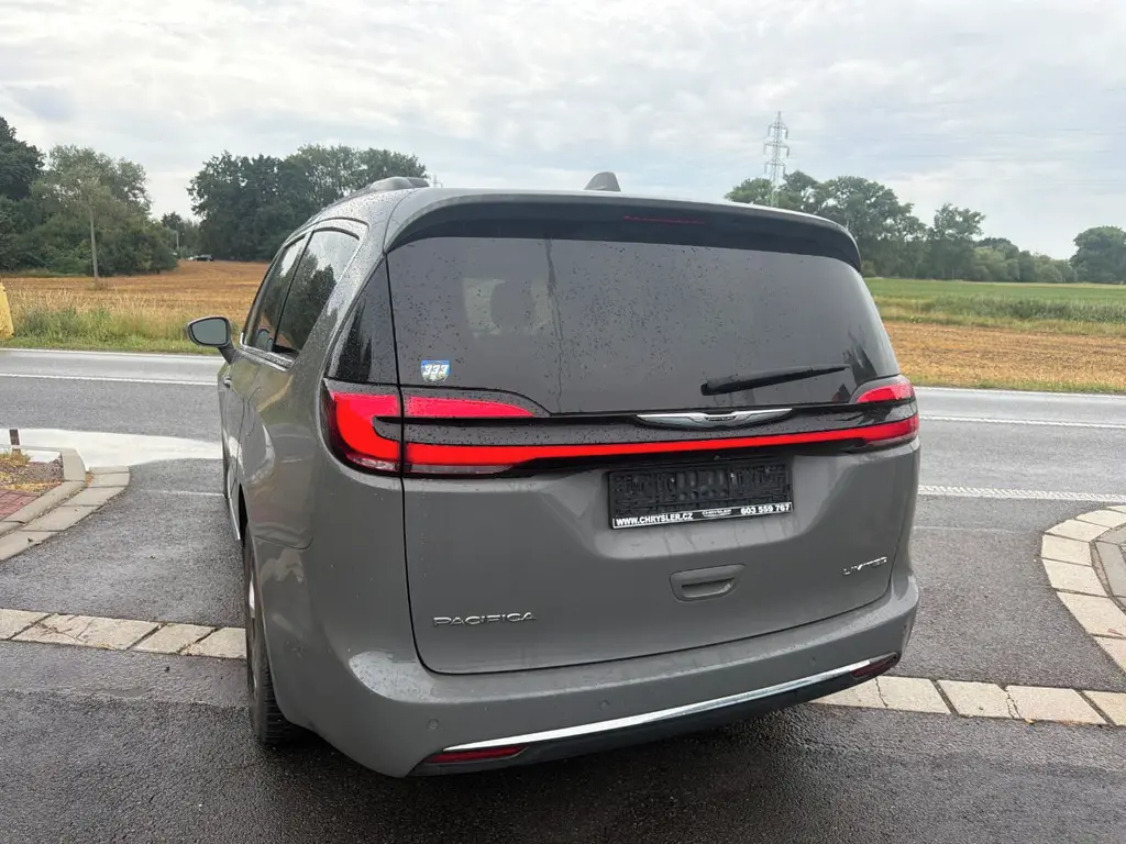 Chrysler Pacifica 3,6 RU Limited Radar 360 2022 - fotka 5
