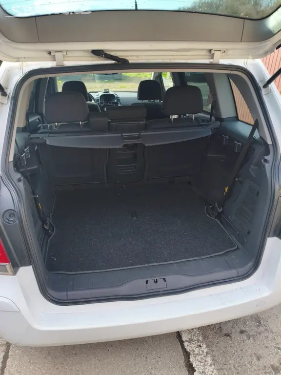 Opel Zafira 1.8 16V 103kw 7MÍST - fotka 5