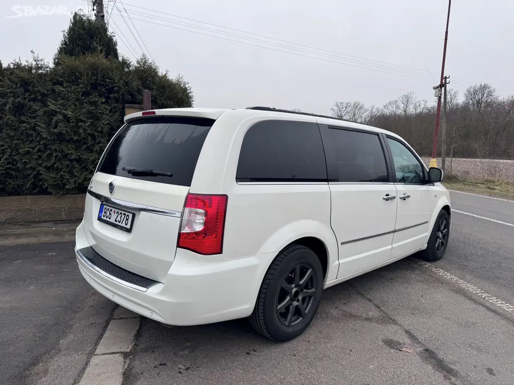 Lancia Voyager 3,6 DVD Gold RT Nový model 2012 - fotka 4