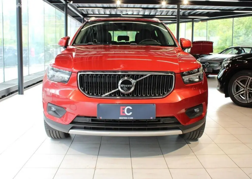 Volvo XC40 D4 AWD Momentum PilotAs/360°/P nafta - fotka 2