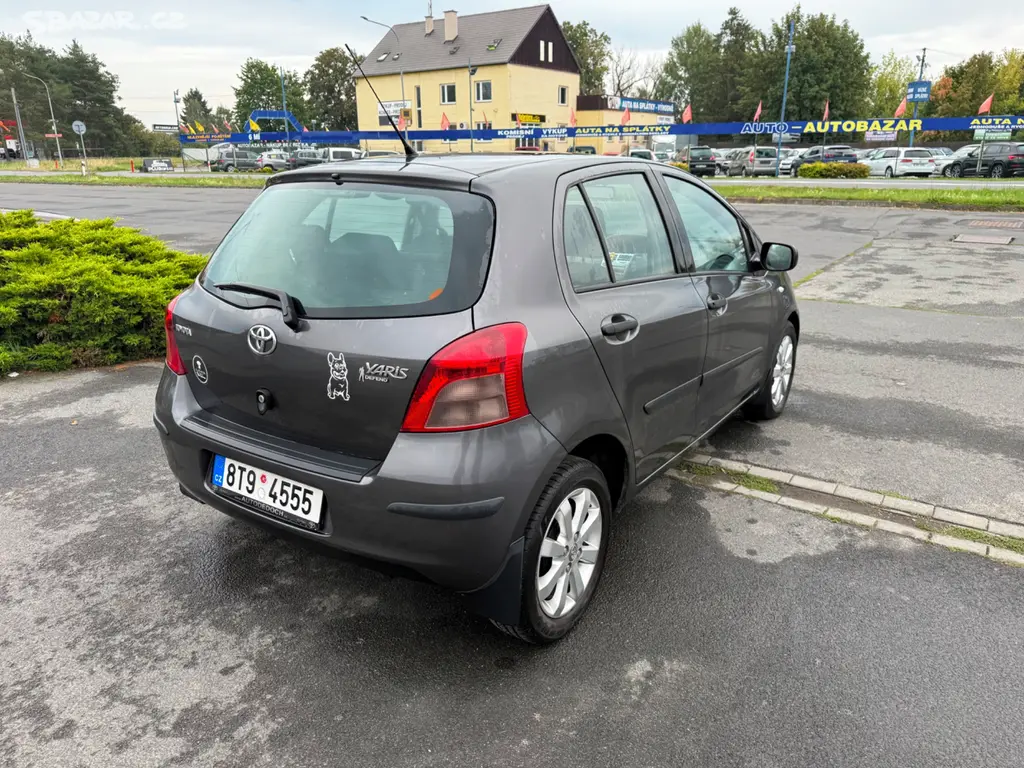 Toyota Yaris 1.3i 64Kw - fotka 4