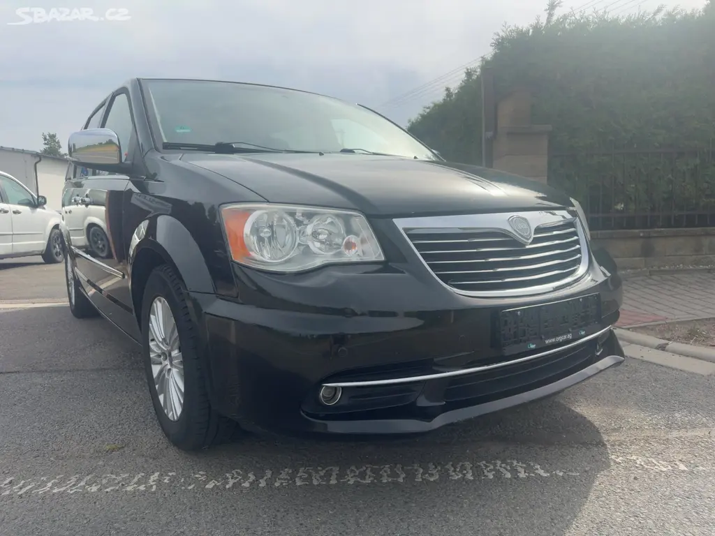 Chrysler Lancia Voyager Town 3,6 DVD Navi 2012 - fotka 5