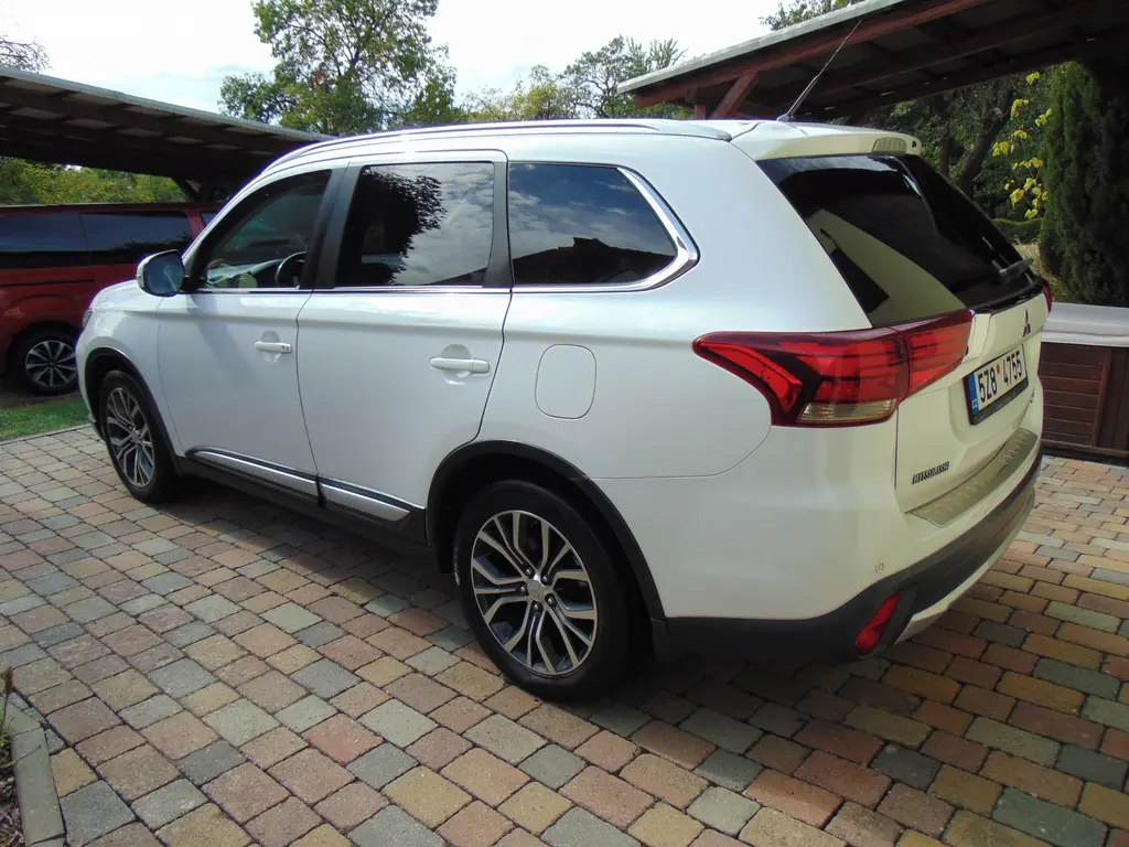 Mitsubishi Outlander, 2.2Di-D 4x4 ATM 7míst servis - fotka 5