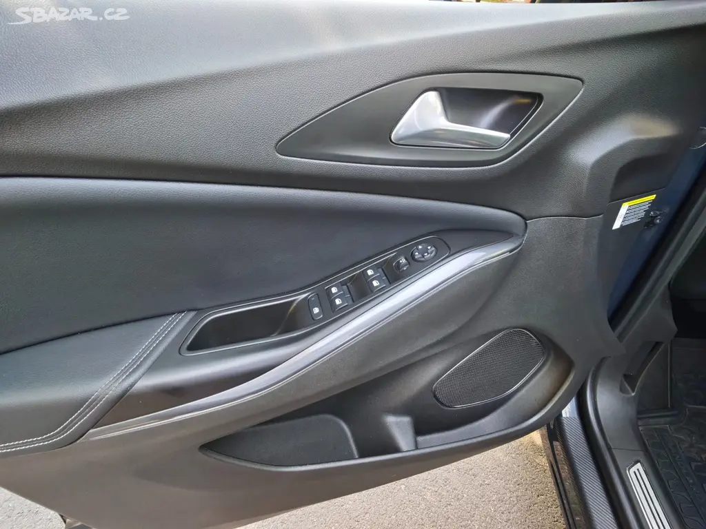 Opel Grandland X 1.6 benzín 180 koní 1. majitel - fotka 4