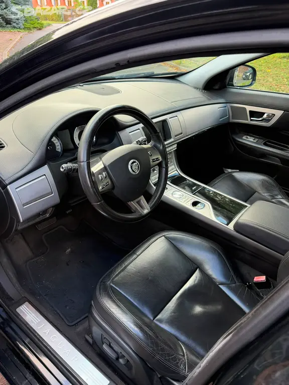 Jaguar XF 3.0 V6 Diesel pěkný stav, STK do 2028 - fotka 6