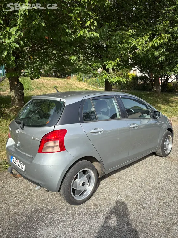 Yaris 1,3/64kw ČR servisní knížka stříbrná metal - fotka 4