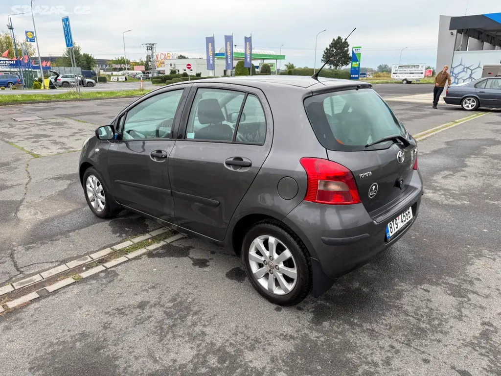 Toyota Yaris 1.3i 64Kw - fotka 2