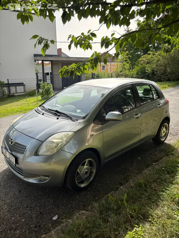 Yaris 1,3/64kw ČR servisní knížka stříbrná metal - fotka 6